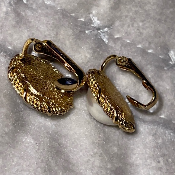 Christian Dior clip on earrings excellent condition Pearl has a iridescent color - Picture 8 of 9